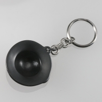 brelok odlewany; powierzchnia lakierowana w kolorze czarnym; piórko malowane ręcznie; napis nanoszony techniką tampondruku