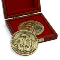 medal tłoczony z mosiądzu; średnica 70 mm; wykończenie przez patynowanie