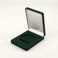 opakowanie typu jubilerskiego do medali; flokowane; wieczko zamykane na zawiasie; kolor zielony; dostępne wielkości wkładek dla medali o średnicach 50, 60, 70 mm