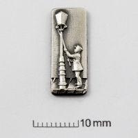 znaczek pins tłoczony ze srebra; wykończenie przez patynowanie