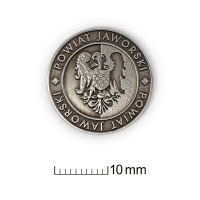 znaczek pins tłoczony z alpaki; wykończenie przez patynowanie; znaczek wykonany dla Powiatu Jaworskiego