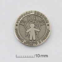 znaczek pins tłoczony z alpaki; powierzchnia pokryta lakierem przyciemniającym