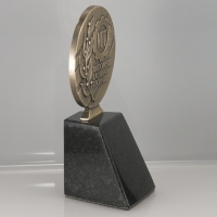 statuetka w formie medalu; odlew metalowy wykończony w kolorze mosiądzu patynowanego; podstawa czarny granit