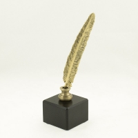 statuetka odlana z metalu; wykończenie w kolorze mosiądzu patynowanego; podstawa wykonana z materiałów kompozytowych; wysokość 20 cm