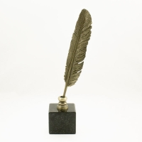 statuetka odlana z metalu; wykończenie w kolorze mosiądzu patynowanego; podstawa czarny granit; wysokość 32 cm