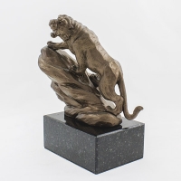 statuetka odlewana z materiałów syntetycznych; wykończenie w kolorze brązu; podstawa czarny granit; wysokość ok. 24 cm