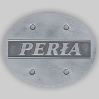 emblemat odlewany; mocowany do mebli ogródkowych za pomocą wkrętów lub nitów zrywalnych; wykończenie w kolorze patynowanego srebra