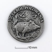 pins; znaczek myśliwski tłoczony z alpaki; wykończenie przez patynowanie; motyw dzik; średnica 30 mm; Vicekról Polowania