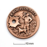 pins; znaczek myśliwski tłoczony z miedzi; wykończenie przez patynowanie; motyw myśliwy z psem; średnica 30 mm; Król Pudlarzy