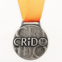 medal odlewany; wykończenie w kolorze patynowanego srebra; tasiemka przeszywana
