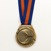 medal odlewany; wykończenie w kolorze mosiądzu patynowanego; medal wieszany na tasiemce przeszywanej