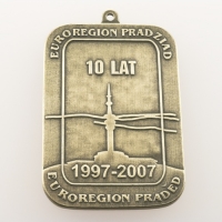 medal odlewany; wykończenie w kolorze patynowanego mosiądzu; wymiary 45 x 65 mm