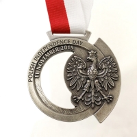 medal odlewany ażurowy; wykończenie w kolorze patynowanego srebra; malowany ręcznie; tasiemka przeszywana