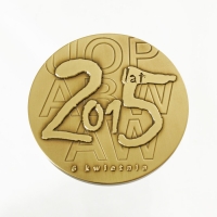 medal tłoczony z mosiądzu; wykończenie przez patynowanie; malowany kolorami; średnica 70mm; medal wybity z okazji 25-lecia Agencji Bezpieczeństwa Wewnętrznego i Agencji Wywiadu