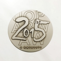 medal tłoczony z mosiądzu; wykończenie przez srebrzenie i patynowanie; malowany kolorami; średnica 70mm; medal wybity z okazji 25-lecia Agencji Bezpieczeństwa Wewnętrznego i Agencji Wywiadu