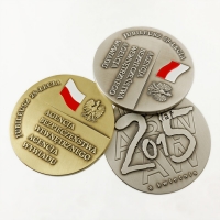 medal tłoczony z mosiądzu; malowany kolorami; średnica 70mm; medal wybity z okazji 25-lecia Agencji Bezpieczeństwa Wewnętrznego i Agencji Wywiadu