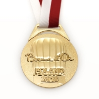medal tłoczony z mosiądzu; wykończenie przez złocenie; odlewane, szerokie ucho; tasiemka przeszywana; średnica 70mm; medal wykonany dla polskiej edycji konkursu Bocuse d'Or 2018