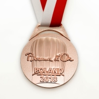 medal tłoczony z mosiądzu; wykończenie przez złocenie do koloru brązu; odlewane, szerokie ucho; tasiemka przeszywana; średnica 70mm; medal wykonany dla polskiej edycji konkursu Bocuse d'Or 2018