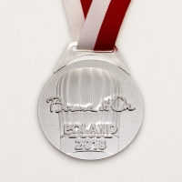 medal tłoczony z mosiądzu; wykończenie przez srebrzenie; odlewane, szerokie ucho; tasiemka przeszywana; średnica 70mm; medal wykonany dla polskiej edycji konkursu Bocuse d'Or 2018