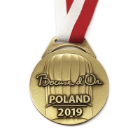 medal tłoczony z mosiądzu; wykończenie przez patynowanie; odlewane, szerokie ucho; tasiemka przeszywana; średnica 70mm; medal wykonany dla polskiej edycji konkursu Bocuse d'Or 2019