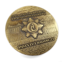 medal tłoczony z mosiądzu; wykończenie przez patynowanie; malowany kolorami; średnica 70mm; medal wykonany dla Centralnego Laboratorium Kryminalistycznego Policji
