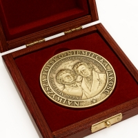 medal tłoczony z mosiądzu; wykończenie przez patynowanie; malowany kolorami; średnica 70mm