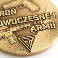 medal tłoczony z mosiądzu; wykończenie przez patynowanie; średnica 70mm; medal wybity z okazji 90-lecia Fabryki Broni 'Łucznik' - Radom