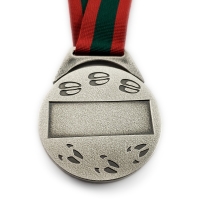 medal tłoczony z mosiądzu; wykończenie przez srebrzenie i patynowanie; odlewane, szerokie ucho; tasiemka przeszywana; średnica 70mm; na rewersie medalu przewidziano miejsce na personalizację