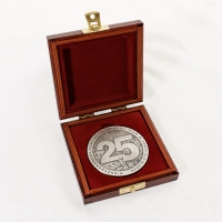 medal tłoczony z mosiądzu; wykończenie przez srebrzenie i patynowanie; średnica 70mm