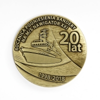 medal tłoczony z mosiądzu; wykończenie przez patynowanie; medal wybity dla Akademii Morskiej w Szczecinie z okazji rocznicy podniesienia bandery na M/S NAWIGATOR XXI