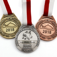 medal tłoczony z mosiądzu; wykończenie w trzech kolorach; odlewane, szerokie ucho; tasiemka przeszywana; grawerowana wkładka; średnica 70mm; medale bite dla Polskiej Federacji Wędkarstwa Karpiowego