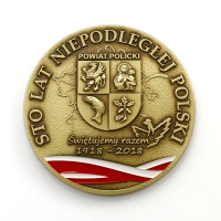 medal tłoczony z mosiądzu; wykończenie przez patynowanie; medal tłoczony dla Powiatu Polickiego z okazji obchodów 100-lecia odzyskania niepodległości przez Polskę