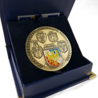 medal tłoczony z mosiądzu; wykończenie przez patynowanie; malowany kolorami; medal wykonany dla Powiatu Prudnickiego