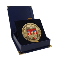 medal tłoczony z mosiądzu; wykończenie przez patynowanie; malowany kolorami; medal wykonany dla Miasta Rawa Mazowiecka
