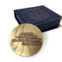 medal tłoczony z mosiądzu; wykończenie przez patynowanie; malowany kolorami; medal wykonany dla Miasta Rawa Mazowiecka