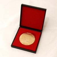 medal tłoczony z mosiądzu; wykończenie przez złocenie; średnica 70mm