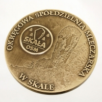 medal tłoczony z mosiądzu; wykończenie przez patynowanie; wkładka personalizująca na rewersie medalu