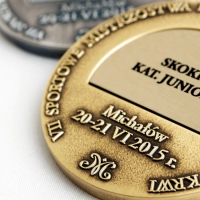 medale tłoczone z mosiądzu; wkładka personalizująca na rewersie medalu