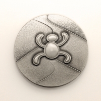 medal tłoczony z mosiądzu; wykończenie przez srebrzenie i patynowanie; średnica 70mm