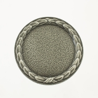 medal uniwersalny; średnica 70mm; motyw - sportowy wieniec laurowy; wykończenie w kolorze patynowanego srebra; wkładka 50mm