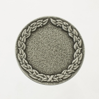 medal uniwersalny; średnica 60mm; motyw - ozdobny wieniec laurowy; wykończenie w kolorze patynowanego srebra; wkładka 38mm