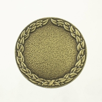 medal uniwersalny; średnica 70mm; motyw - ozdobny wieniec laurowy; wykończenie w kolorze patynowanego mosiądzu; wkładka 50mm