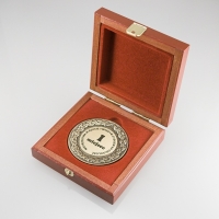 medal uniwersalny; przykład medalu z wkładką grawerowaną; medal w pudełku drewnianym