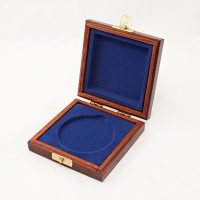 opakowanie drewniane do medali; dostępne wielkości dla średnic 50, 60, 70, 80mm; wkładka flokowana w kolorze niebieskim