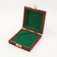 opakowanie drewniane do medali; dostępne wielkości dla średnic 50, 60, 70, 80mm; wkładka flokowana w kolorze zielonym