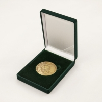 opakowanie typu jubilerskiego do medali; flokowane; wieczko zamykane na zawiasie; kolor zielony; dostępne wielkości wkładek dla medali o średnicach 50, 60, 70 mm