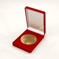 opakowanie typu jubilerskiego do medali; flokowane; wieczko zamykane na zawiasie; kolor czerwony; dostępne wielkości wkładek dla medali o średnicach 50, 60, 70 mm
