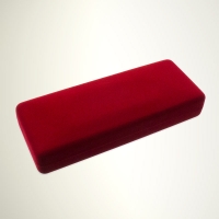 opakowanie do breloków typu jubilerskiego; flokowane; wieczko zamykane na zawiasie; kolor czerwony; maksymalny rozmiar breloka 140 mm X 50 mm