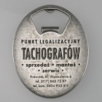 otwieracz odlewany z wychwytem kapsla; wykończenie w kolorze patynowanego srebra; logo i napisy wypełniane czarnym lakierem