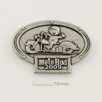 znaczek pins odlewany; wykończenie w kolorze patynowanego srebra